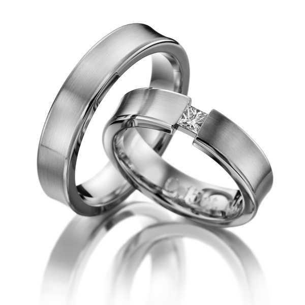 Set de Verighete Aur Alb 14kt cu un Diamant Princess in Setare Tensionata, Finisaj Periat Margini Ridicate-img1